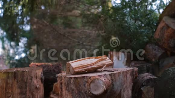 伐木工用手在木甲板上用斧子砍树视频的预览图