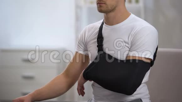 男性患者在适当位置调整手臂吊索创伤后康复视频的预览图