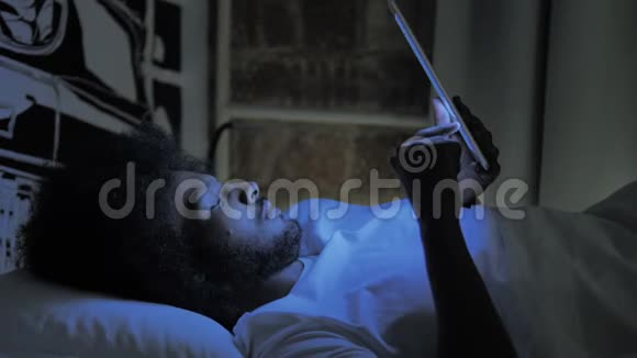 晚上在床上平板上在线视频聊天非洲男人视频的预览图