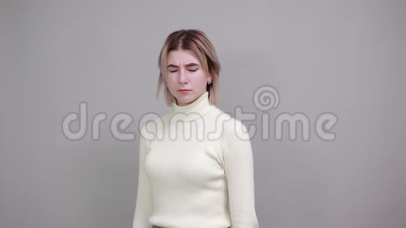 愤怒的漂亮女人穿着便服看着的肖像双手系在腰带上视频的预览图