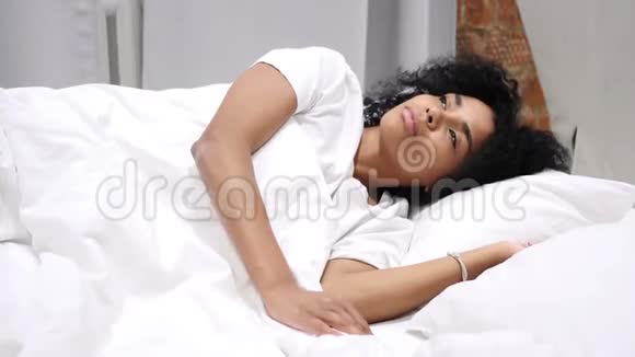 一个不舒服的美国女人晚上睡在床上焦躁不安视频的预览图