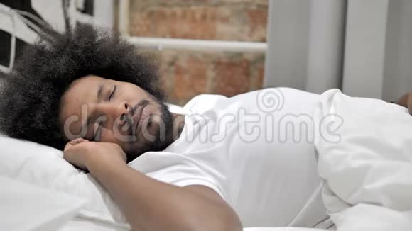 生病的非洲男人睡觉时咳嗽咳嗽视频的预览图