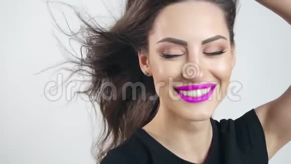 紫色嘴唇的女人肖像视频的预览图