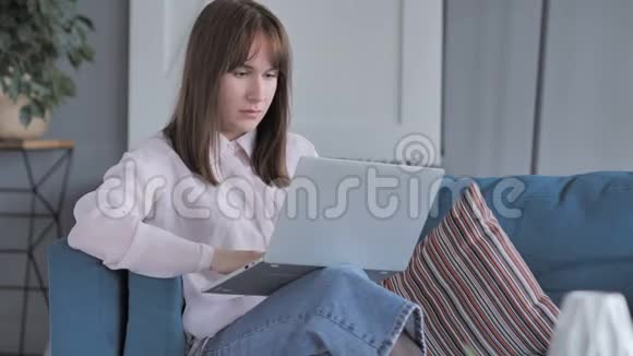 休闲少女在笔记本电脑上的在线视频聊天视频的预览图