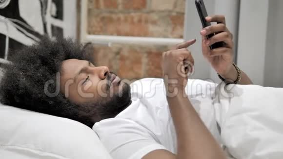 非洲男人打电话躺在床上视频的预览图