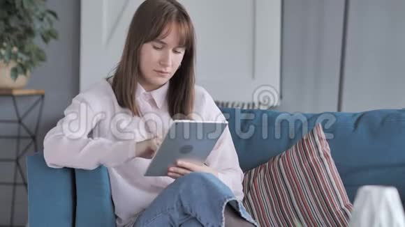 年轻女孩在使用平板电脑时因失败而尿尿视频的预览图