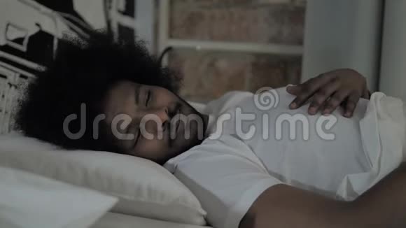 新生非洲男子夜间醒来视频的预览图