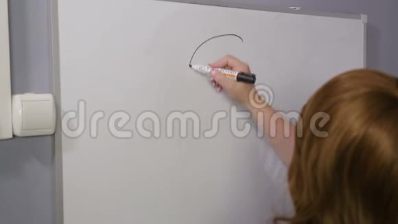 一个女人背着她站在白板上画货币符号视频的预览图