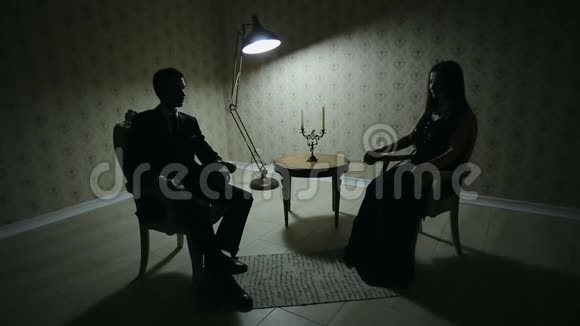 在黑暗的房间里的男人和女人视频的预览图