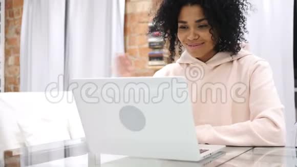 非洲裔美国妇女在线视频聊天视频的预览图