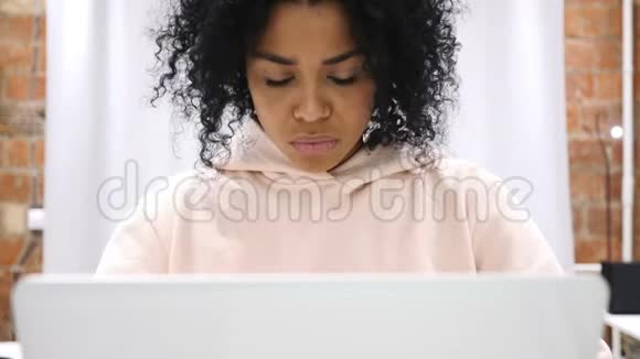 ThroatSoar生病的非裔美国妇女咳嗽坐在家里视频的预览图