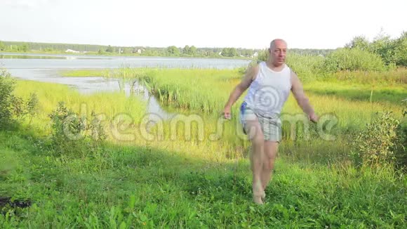 一位老人早上在湖上做脚上的运动视频的预览图