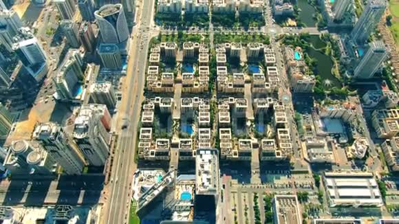 阿联酋迪拜豪华公寓和游泳池的鸟瞰图视频的预览图