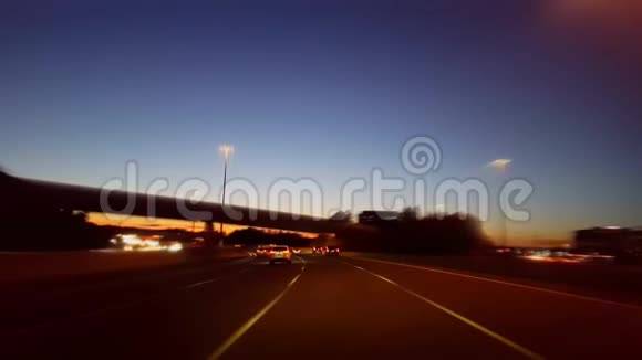 夜间驾驶城市高速公路令人陶醉POV城市州际公路的司机视角视频的预览图