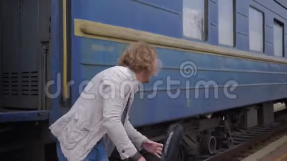 相聚相亲相爱的人幸福的年轻女性拥抱男性在分离后火车车厢旁欢笑视频的预览图