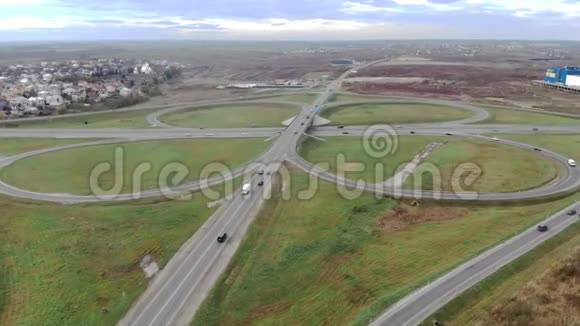 从道路和道路交叉口的鸟瞰图从环路进入城市汽车在路上行驶视频的预览图