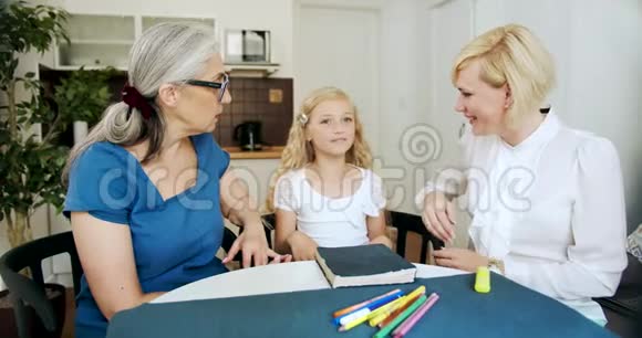 祖母和女儿在家说话视频的预览图