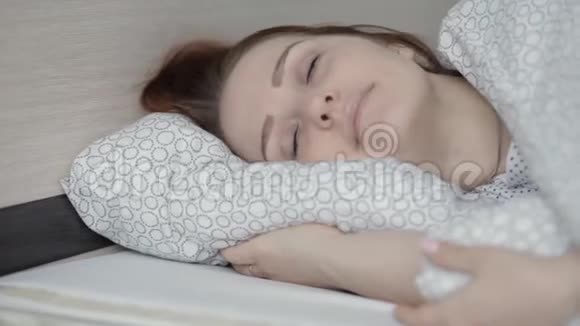 美丽的生活方式女人睡在家里的床上视频的预览图