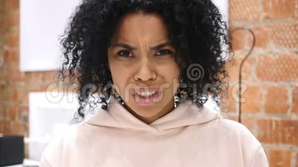 愤怒沮丧的美国黑人妇女在笔记本电脑上工作视频的预览图