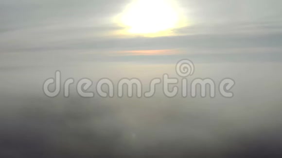 浓雾笼罩着城市摄像机向上移动打开了一个笼罩在城市上空的雾的全景视频的预览图