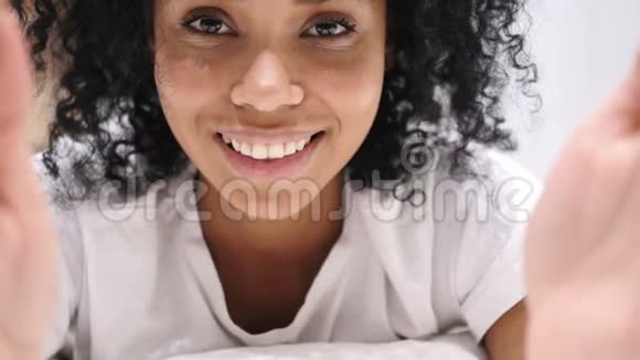 非洲裔美国妇女在床上自拍前摄视频的预览图