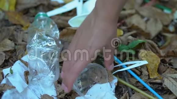 手工采摘和挤压塑料杯不可降解微塑料的威胁视频的预览图