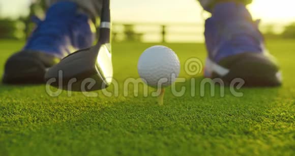 在明亮的夕阳下高尔夫球落在美丽的高尔夫球场的洞里高尔夫运动概念特写镜头视频的预览图