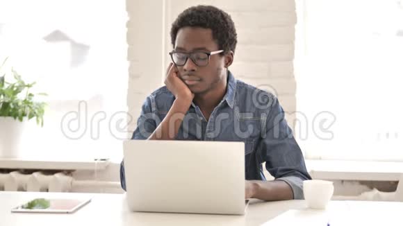 关闭疲惫的非洲男人在工作视频的预览图