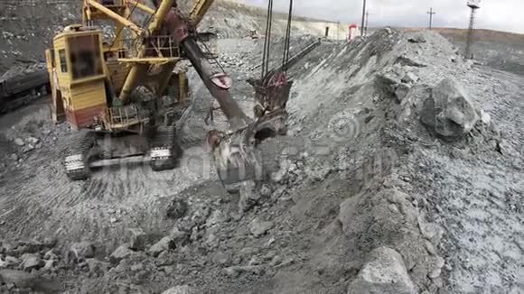 挖掘机斗容积10m3视频的预览图
