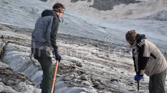 两个年轻的游客在寒冷的格鲁吉亚山脉中交谈和攀登在斯洛文尼亚视频的预览图