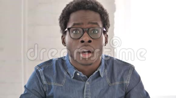 震惊的非洲男人回应愤怒新闻视频的预览图