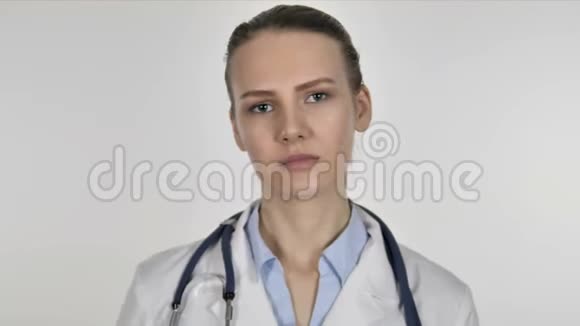 白色背景下的医生夫人视频的预览图