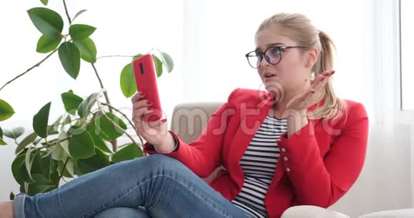 女人通过视频聊天打电话视频的预览图