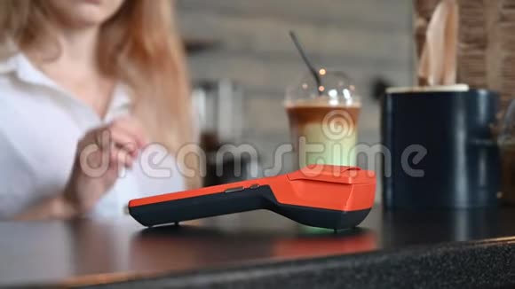 咖啡厅收银台附近的女员工女性买家NFC手机无现金钱包电子钱包用于读卡器视频的预览图