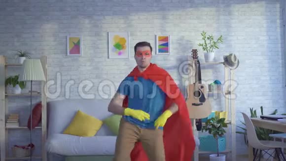 戴着黄手套的男主人超级英雄视频的预览图