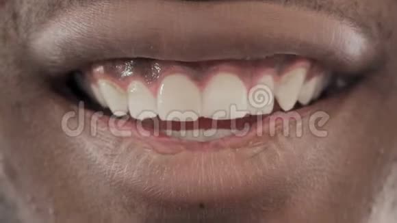 微笑的非洲男人美丽的微笑视频的预览图