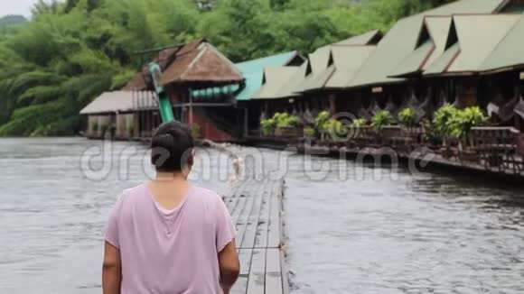 女子游客游览葵河漂流后景视频的预览图