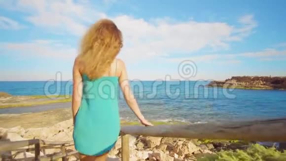 女孩正沿着一个木楼梯走到热带海岸娱乐夏天视频的预览图