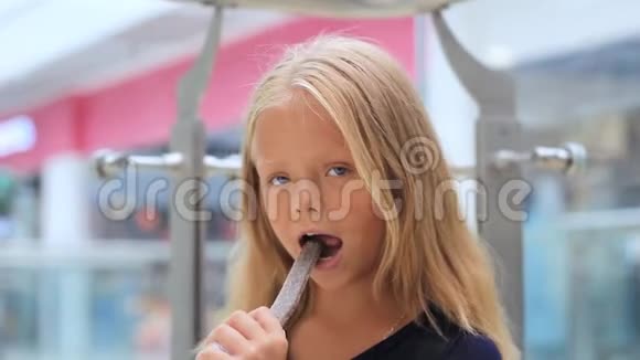 一个小孩子吃着美味可口的糖果视频的预览图