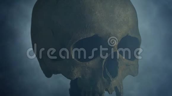骷髅与烟雾上升中世纪的场景视频的预览图