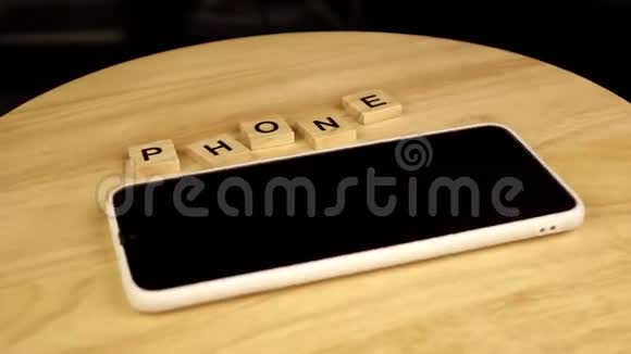 智能手机和文字手机在木制平台上旋转360度视频的预览图