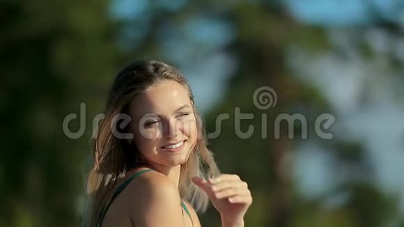 穿着沙滩帽的女孩靠近视频的预览图
