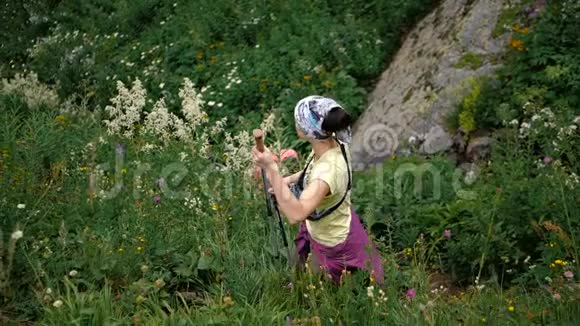 夏天在斯洛文尼亚的格鲁吉亚山上爬上来的一个吝啬的年轻女子视频的预览图
