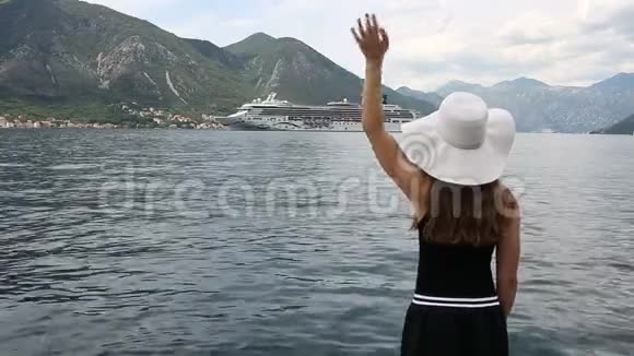 女孩欢迎乘坐科托湾黑山号游轮视频的预览图