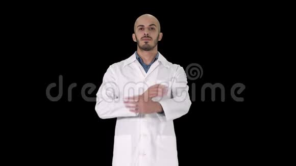 阿拉伯医生成熟男叉手臂阿尔法通道视频的预览图
