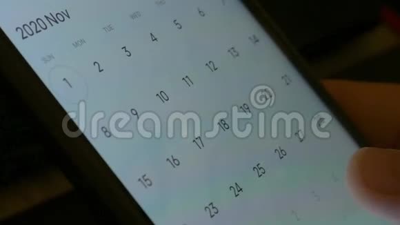 人使用日历APP上的移动设备特写特写男性手滚动屏幕上的智能手机视频的预览图