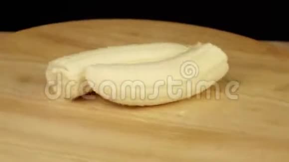 香蕉无果皮破碎一半旋转360度视频的预览图