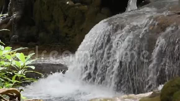 坎查纳布里因特海兰Songkhalia瀑布从山上流出的瀑布视频的预览图
