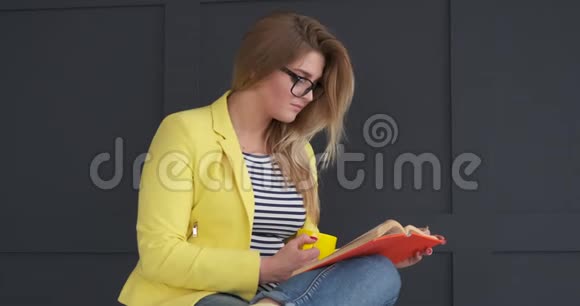 放松的女人喝咖啡和看书视频的预览图