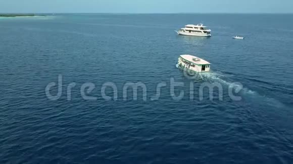 驾驶多尼亚船载潜水员到珊瑚礁视频的预览图